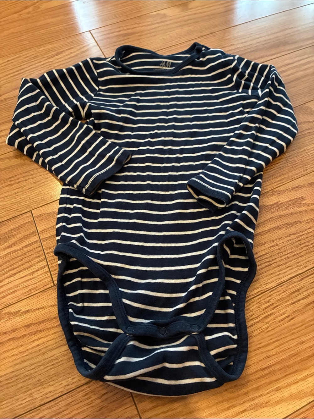 20/25$ 🧸 H&M Navy & White Striped Long-Sleeve Bodysuit